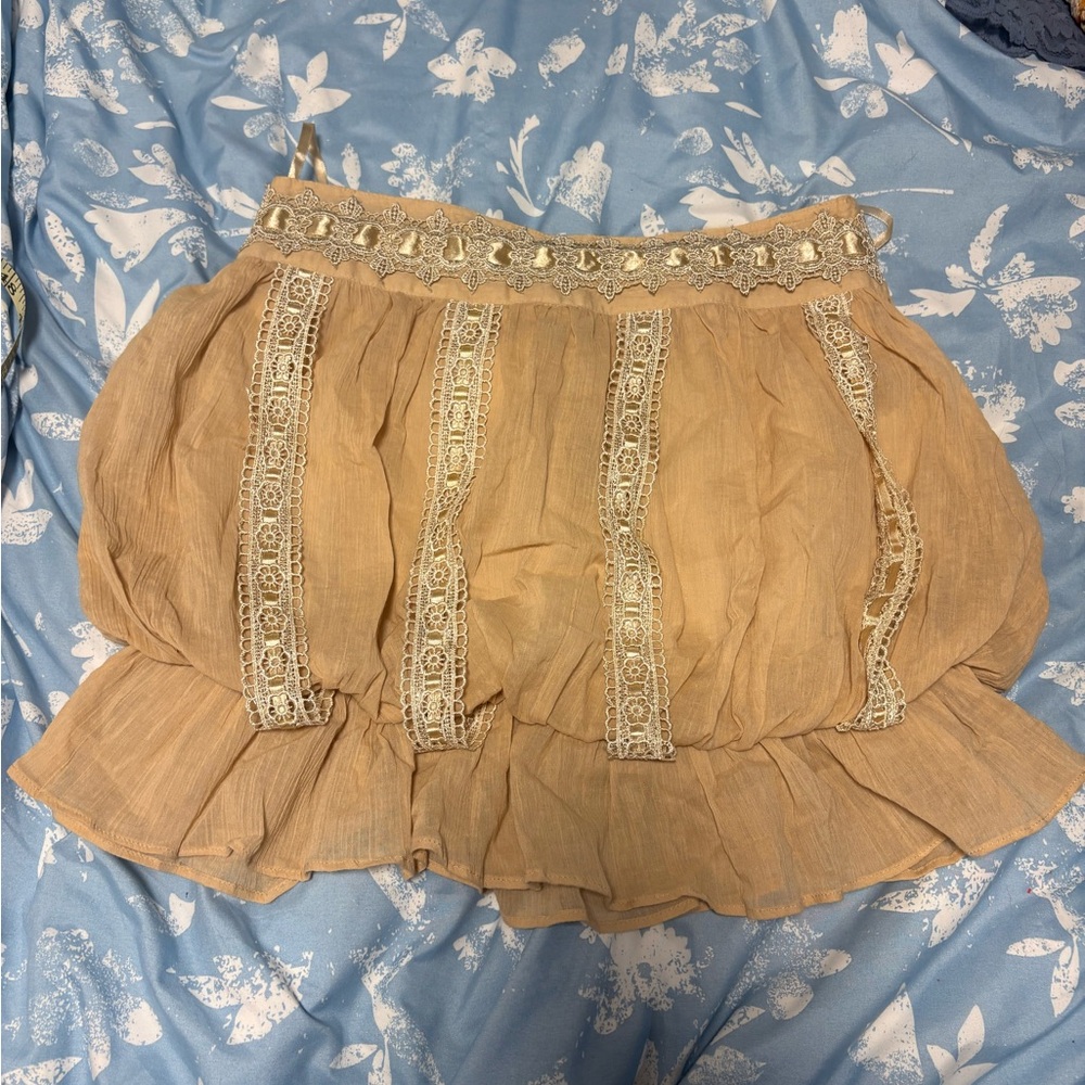 Elegant Cream Mini Skirt with Lace Detailing - Picture 8 of 11